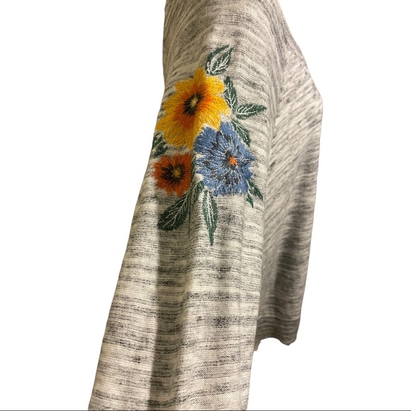Torrid womens grey white space dye knit sunflower embroidery size 2 plus… - Picture 5 of 12
